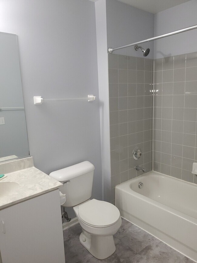 Building Photo - 923 Huntington Dr