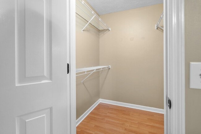 Building Photo - 105 Walnut Ct