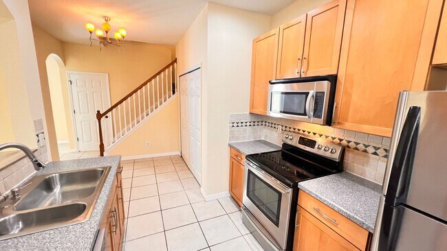 Building Photo - Available May 13th! Gorgeous 2/2 Town Home...