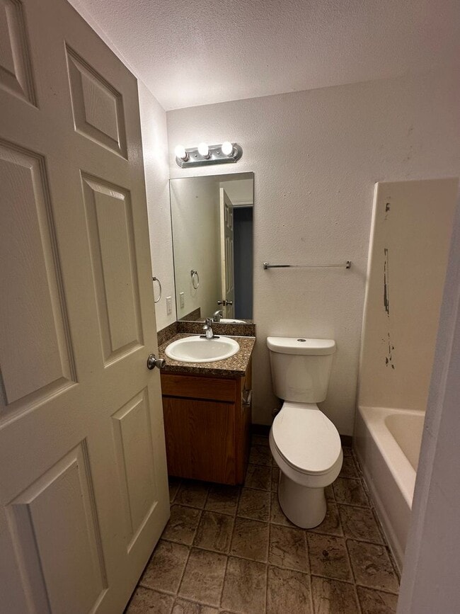 Building Photo - Single Level 3 Bedroom 2 Bath - 1 Car Garage - Lebanon
