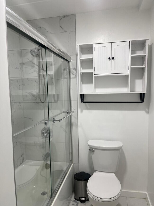 Building Photo - 6161 N Hoyne Ave