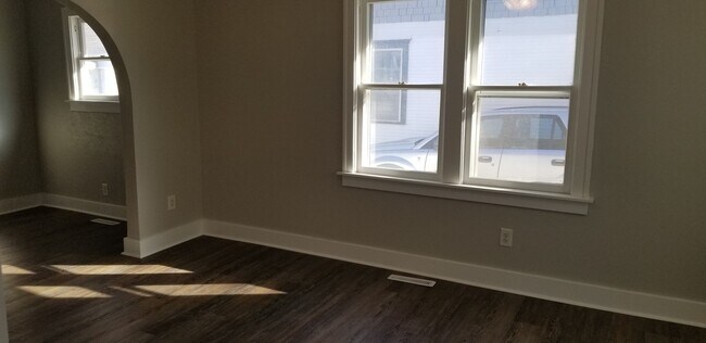 Building Photo - CLOSE TO RIVERSIDE PARK!  3br 1bath bungalow, fully remodeled with all new plank flooring, includ...