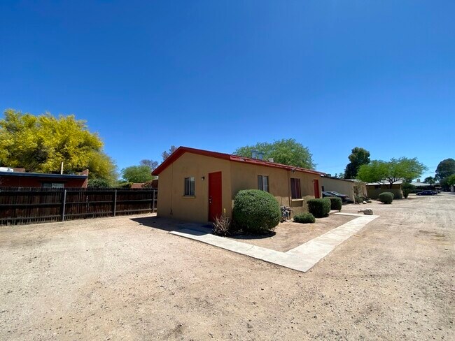 Building Photo - New Flooring! Spacious 1 Bedroom Available...