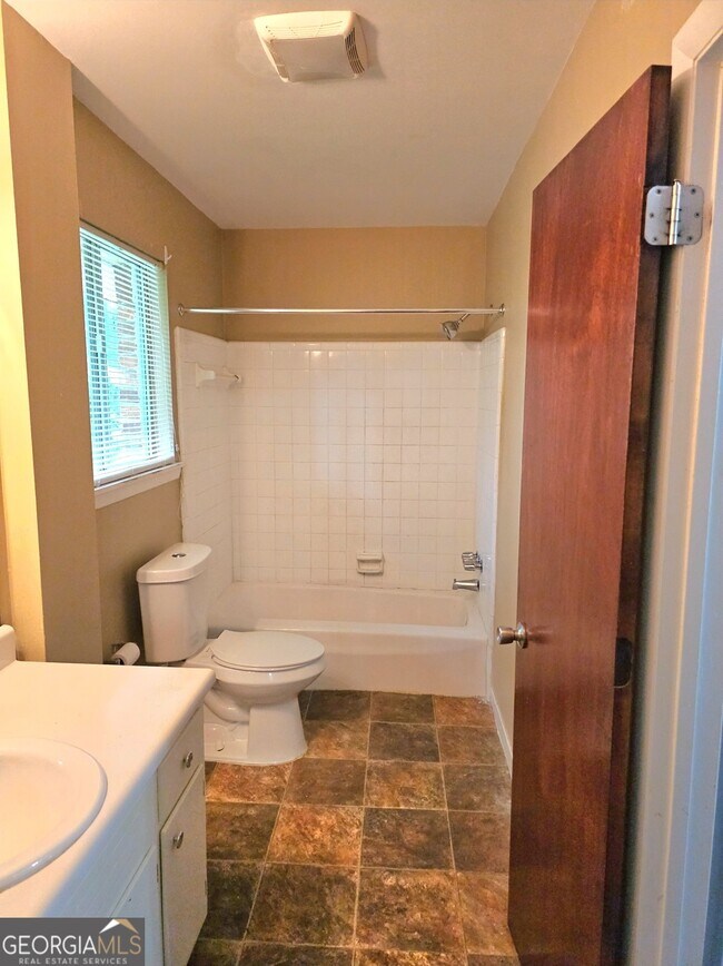 Building Photo - 5690 Deerfield Ct