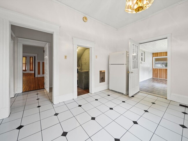 Building Photo - 4 Bedroom/2 Bath Home for Rent