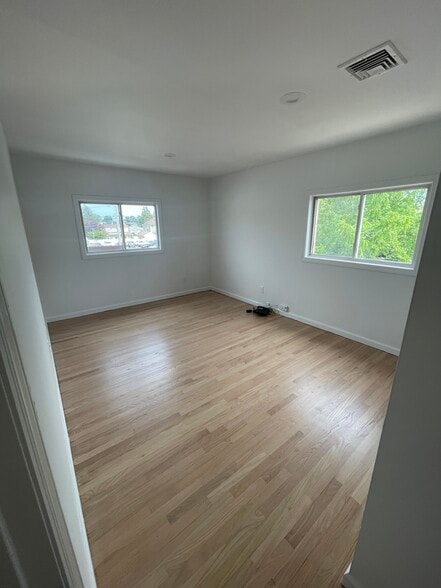 Building Photo - 2572 Merrick Rd