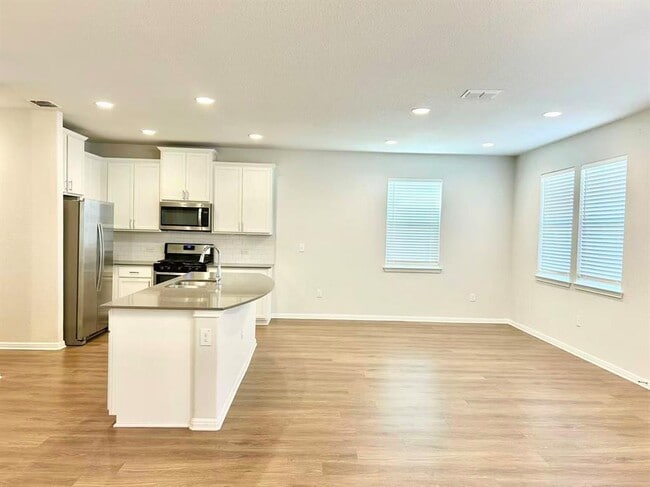 Building Photo - 9908 Thane Way
