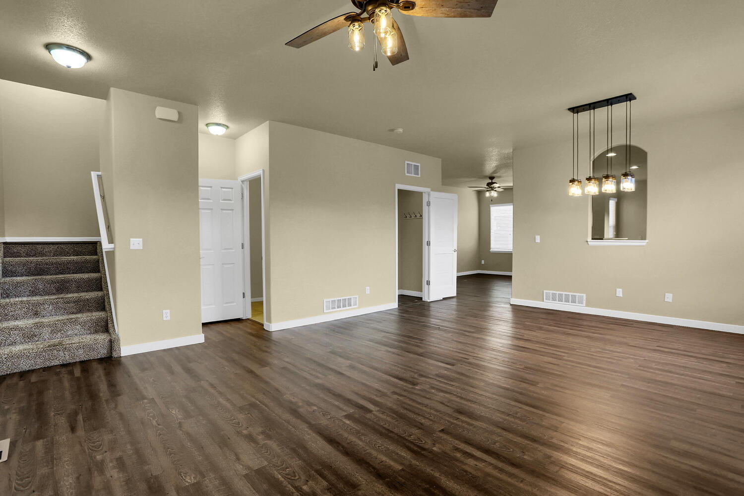 Building Photo - Open Concept Townhome in Excellent Conditi...