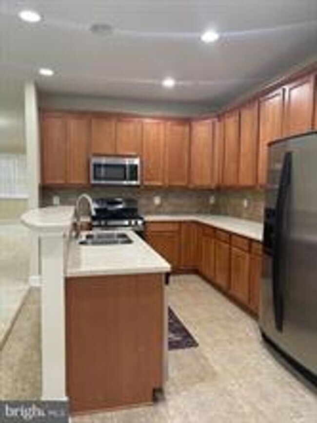 Building Photo - END UNIT TOWNHOUSE WITH 2 CAR GARAGE, 4 BEDROOMS AND 3.5 BATHS..FINISHED REC ROOM