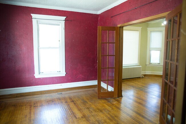 Building Photo - 5 Bed 2 Bath Como House Available September 2026