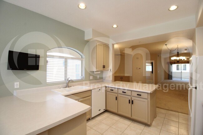 Building Photo - 8653 E Royal Palm Rd