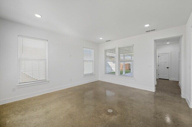 Building Photo - Brand New Custom 3 bedroom home in Granbury!