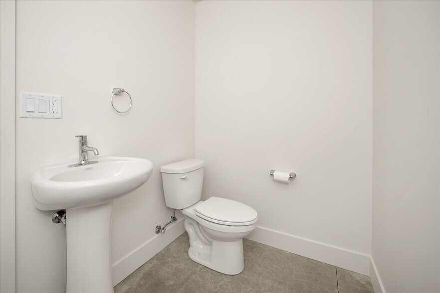 Building Photo - 3201 E 30th Ave