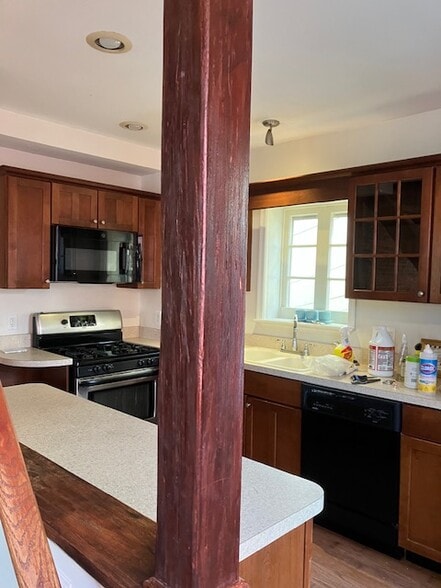 Building Photo - 414 George St