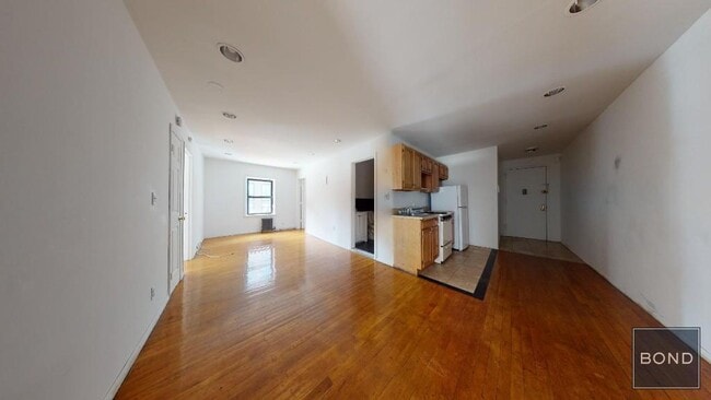 Building Photo - 139 E 12th St