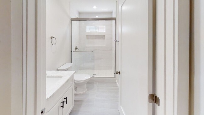 Building Photo - 5BD/2BA on Ewing!!
