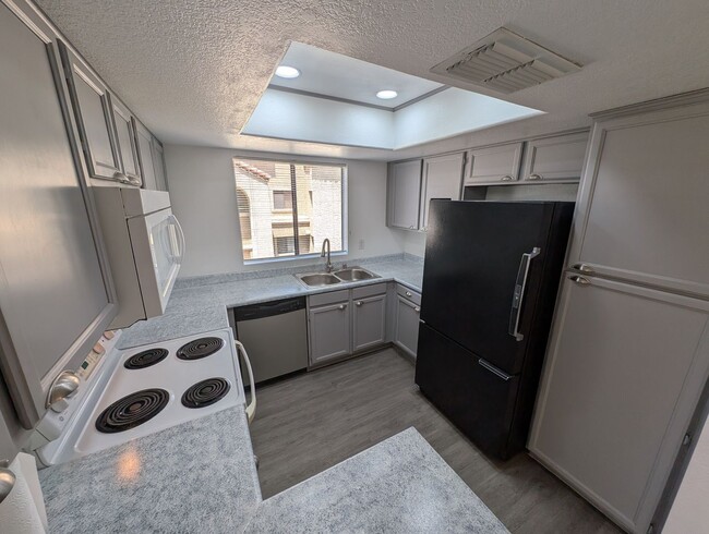 Building Photo - 2 Bedroom Condo Unit in the Papago Park Vi...