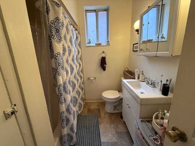 Building Photo - 5921-5923-5923 Nicholson St