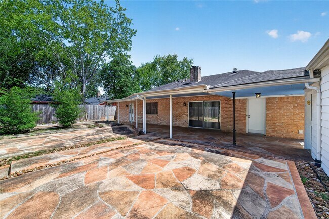 Building Photo - 6222 Creekbend Dr