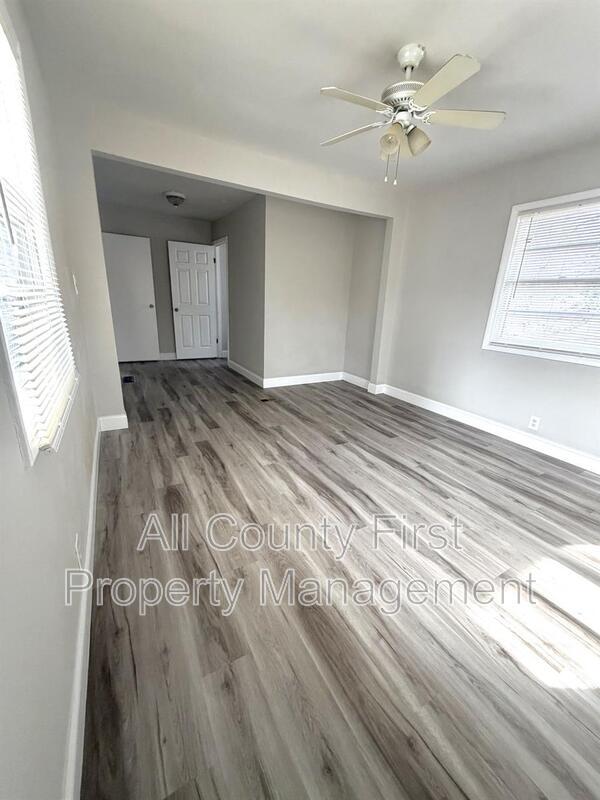 Building Photo - 3236 Renault Rd SE