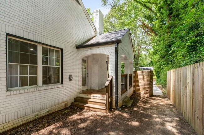 Building Photo - 345 Adelle St SE