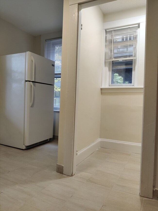 Building Photo - 10 Barrows St