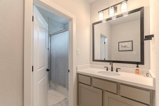 Building Photo - 63 Perennial Cyn Dr