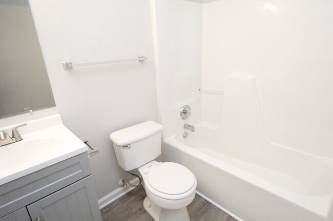 Building Photo - 3BR, 2BA Duplex in NW Pensacola – Convenie...