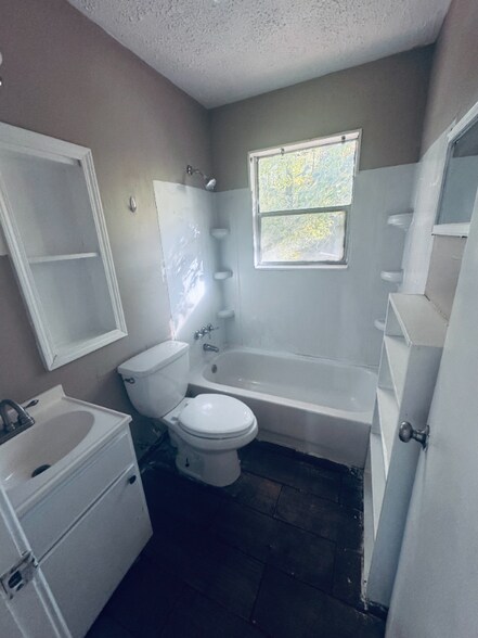 Building Photo - 889 Baker Rd