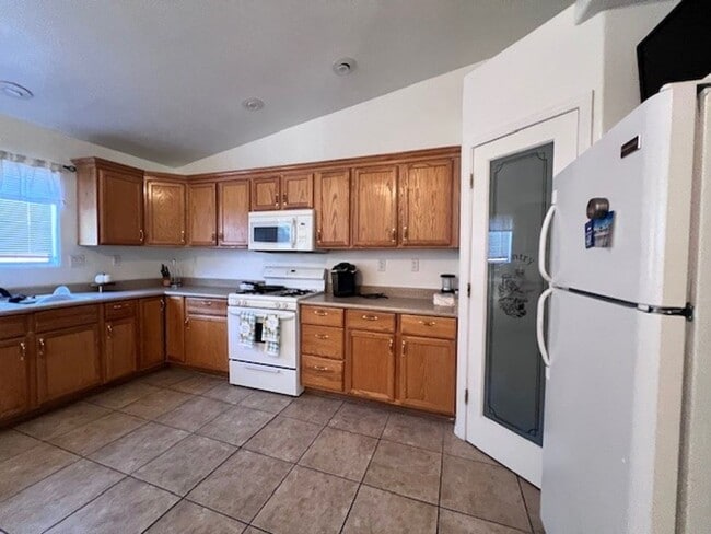 Building Photo - 3 Br 2Ba House with Garage and fenced yard**FURNISHED**