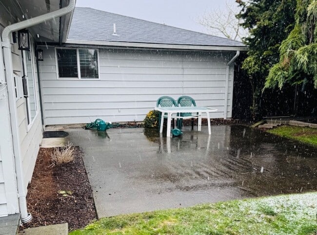 Building Photo - Burlington 3 Bed 2 Bath Home in quiet neighborhood