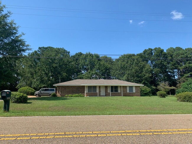 Primary Photo - 3BR/2BA Home Across From Turtle Back Entra...