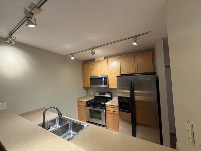 Building Photo - 1033 E 46th St