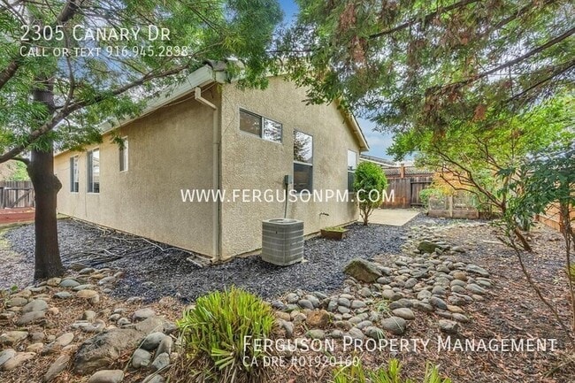 Building Photo - 2305 Canary Dr