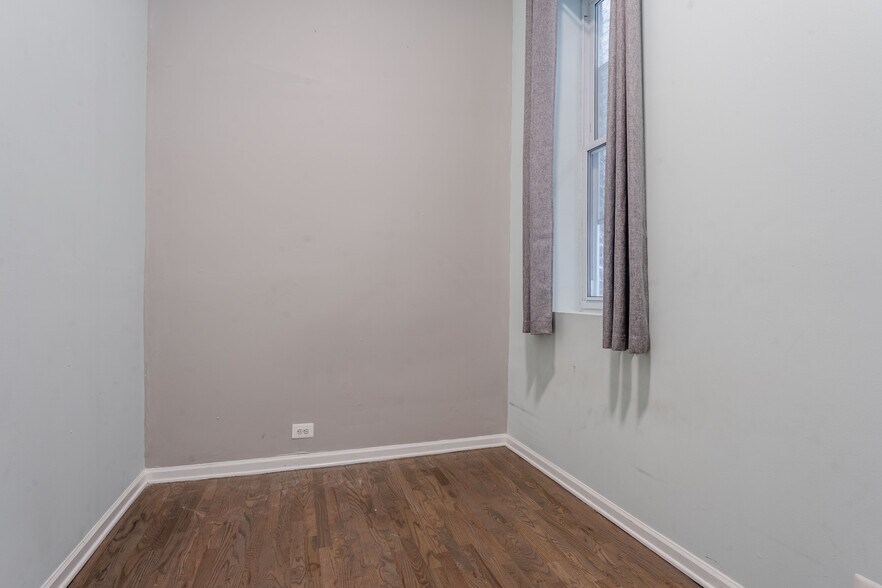 Building Photo - 1876 N Hoyne Ave