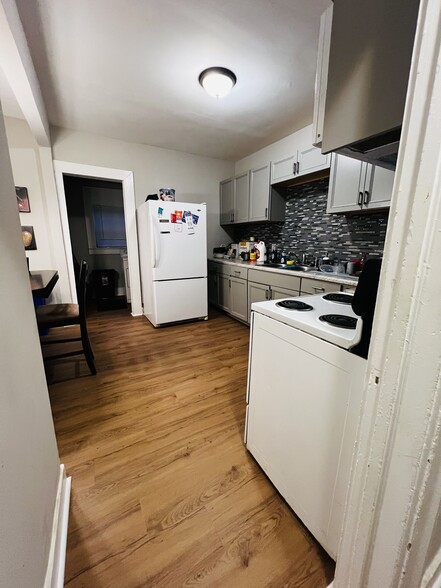Kitchen - 2077 Cascade Rd SW