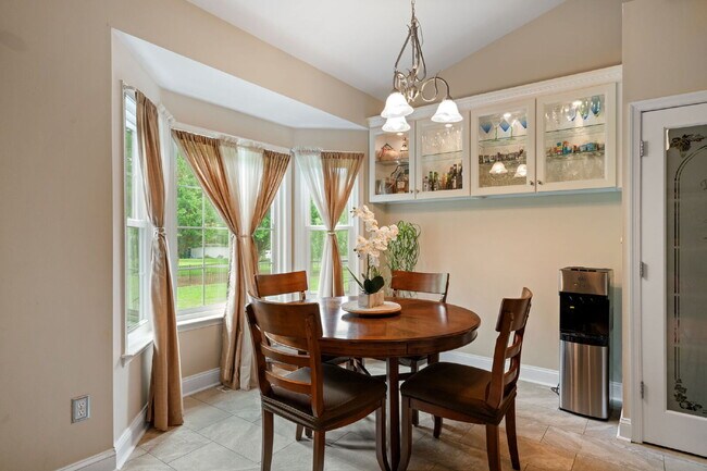 Building Photo - ***Amazing opportunity to rent this beauti...