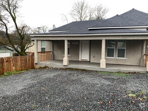 Building Photo - 1 Bed w/an Office, fenced yard, new applia...