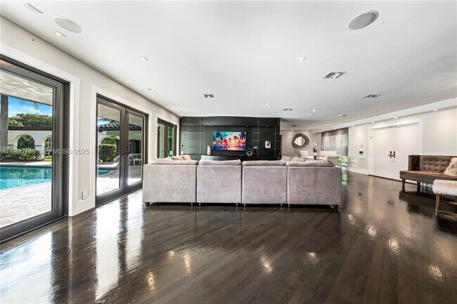 Building Photo - 5820 Palm Tree Rd