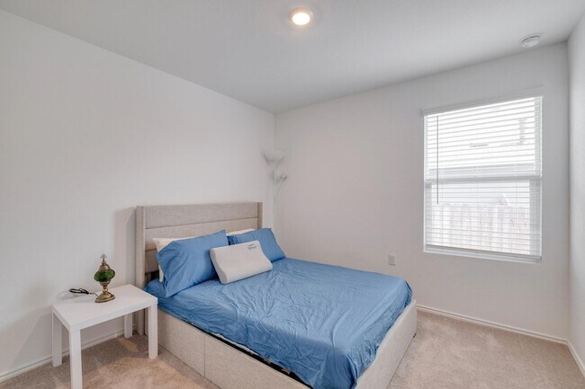 Building Photo - 2700 Schwartz Ln