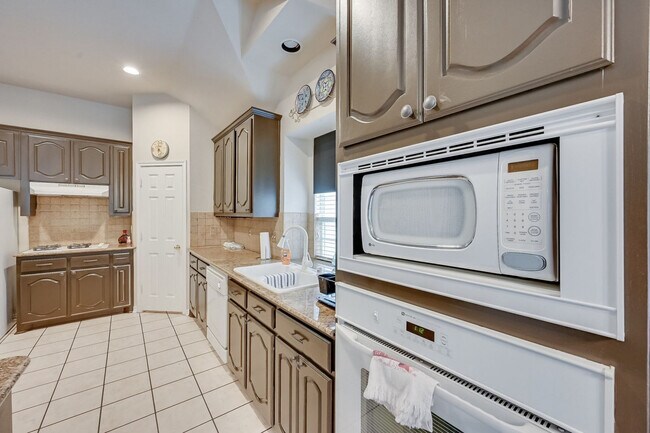 Building Photo - 1705 Fairfax Dr