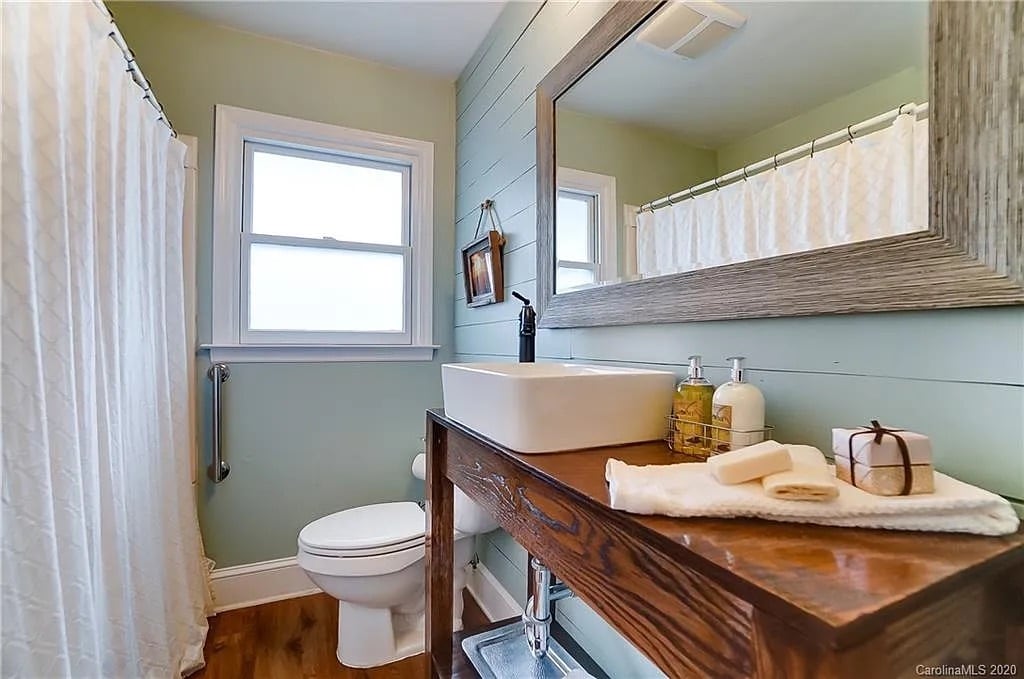 Building Photo - 10700 Forest Dr