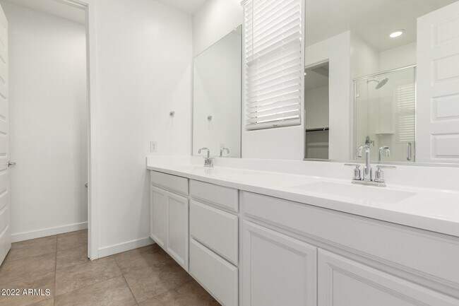 Building Photo - 9239 W Sells Dr