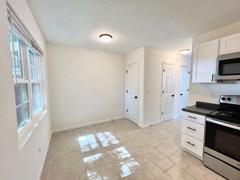Kitchen/Dining - 272 Fleming Rd