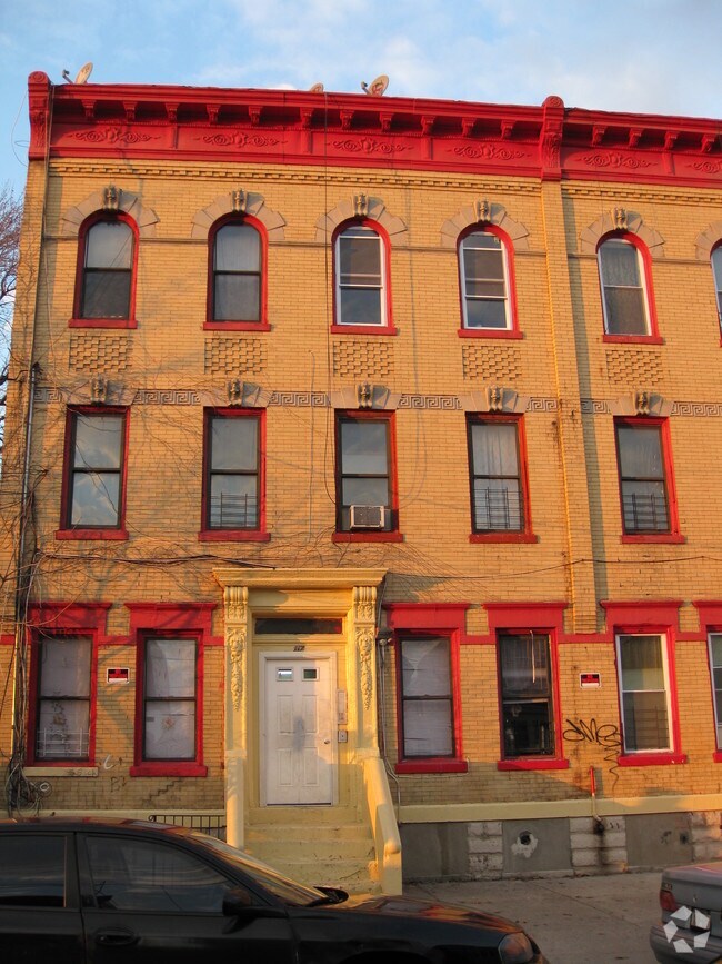 Primary Photo - 17-19 Hill St