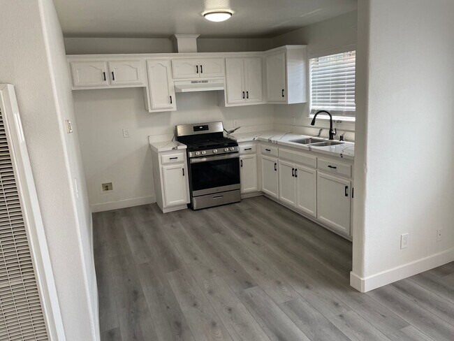 Building Photo - 206 S Rose Ave