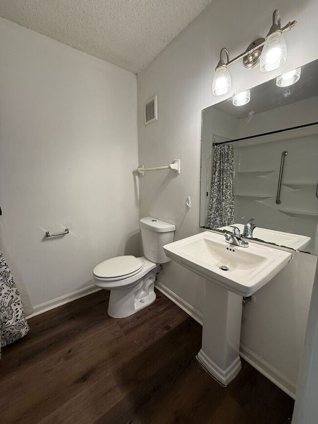 Building Photo - For Rent - Great Duplex Unit in North Nashville