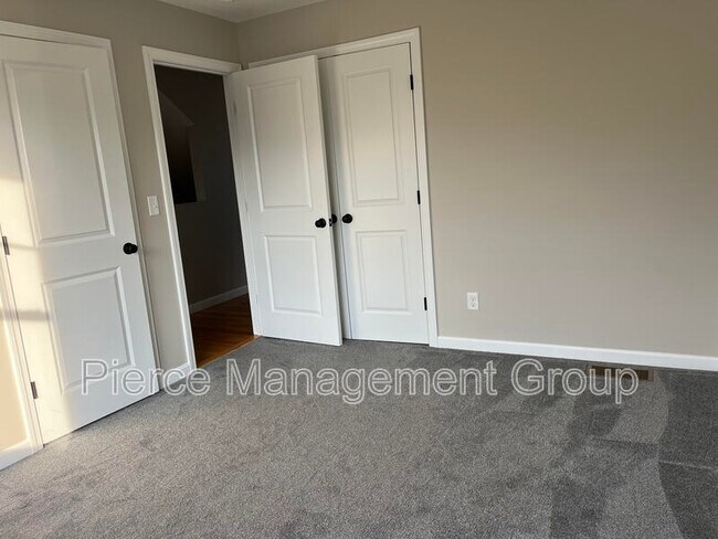 Building Photo - 6-21 Clarendon Way