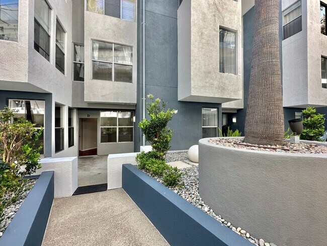 Building Photo - Two Story 2 Bed/2.5 Bath Townhouse in Mari...
