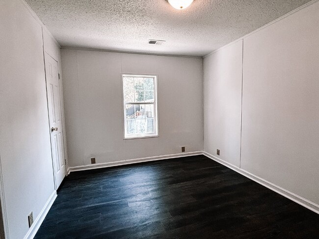 Building Photo - Spacious 4-Bed, 3-Bath Retreat on Greenhill Rd – 2000 Sq Ft of Charleston Charm!